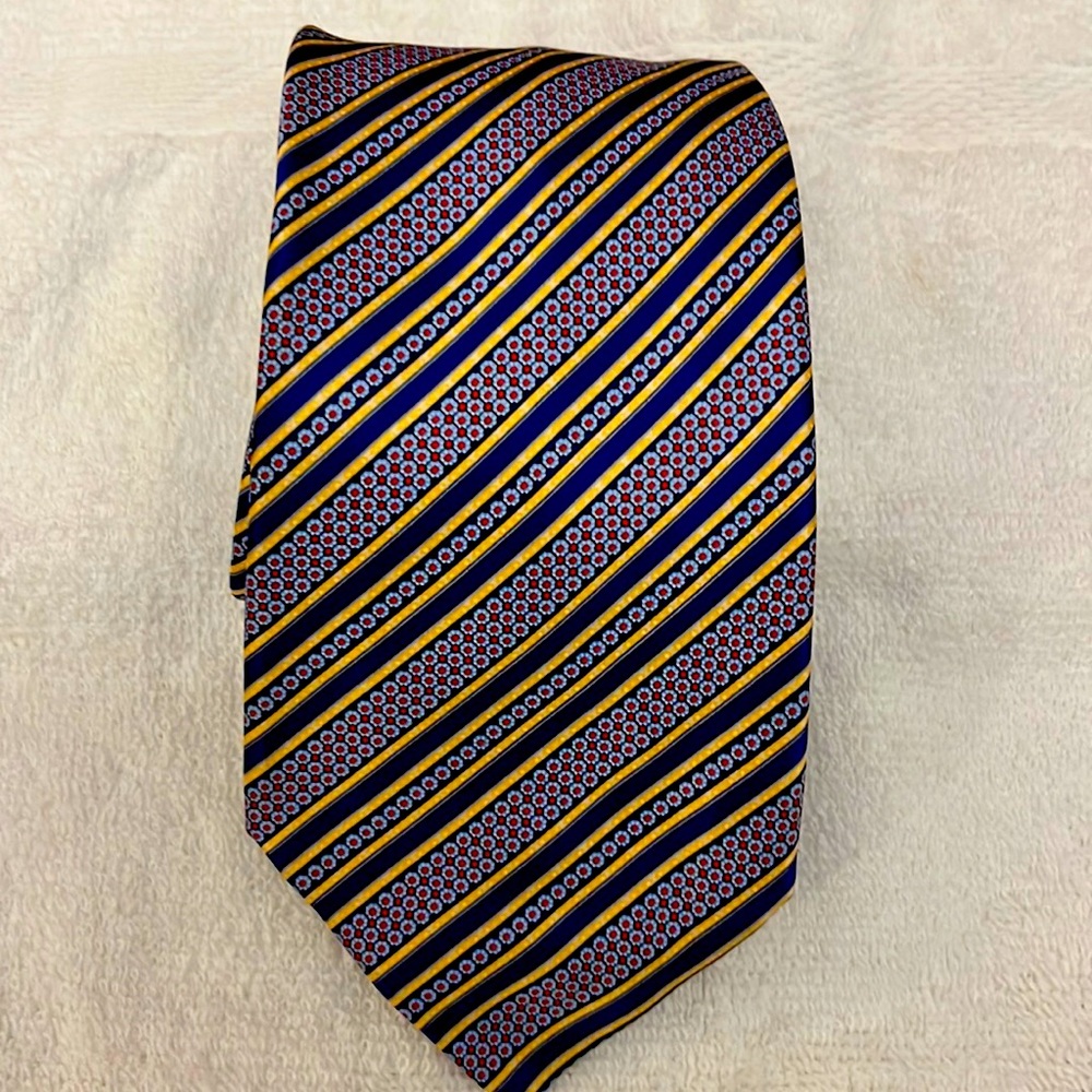 Beautiful Stefano ricci tie. Goes perfectly with white or blue shirts